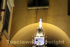 La minimacchina Bianca Speranza sotto l\'archetto di via Mazzini