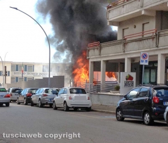 Viterbo - Esplode camper, fuoco e fiamme
