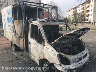 Viterbo - Esplosione a Santa Barbara, gli autocarri incendiati