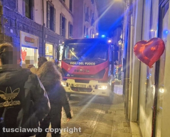 Viterbo - Esplosione in pieno centro di una bomba carta