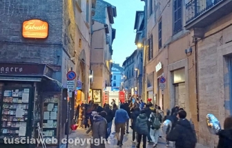 Viterbo - Esplosione in pieno centro di una bomba carta