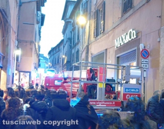 Viterbo - Esplosione in pieno centro di una bomba carta