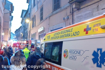 Viterbo - Esplosione in pieno centro di una bomba carta