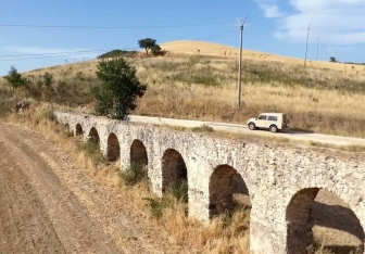 Josh Gates a Tarquinia