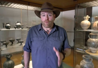 Josh Gates al museo nazionale etrusco di Tarquinia