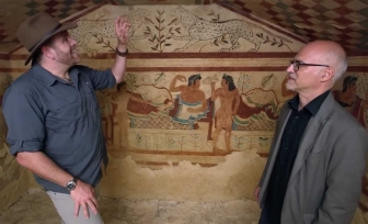 Josh Gates e Vincenzo Bellelli nella tomba dei leopardi