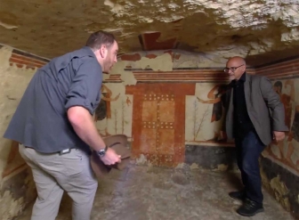 Josh Gates e Vincenzo Bellelli nella tomba degli àuguri