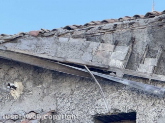 Viterbo - Crolla cornicione del tetto dell’ex tribunale a piazza Fontana Grande