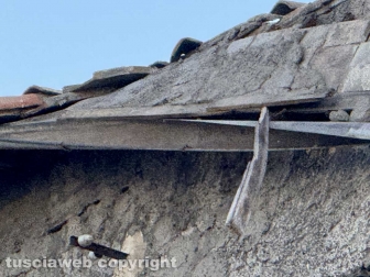 Viterbo - Crolla cornicione del tetto dell’ex tribunale a piazza Fontana Grande