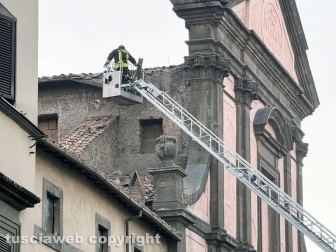 Viterbo - Crolla cornicione del tetto dell’ex tribunale a piazza Fontana Grande - L'intervento dei vigili del fuoco
