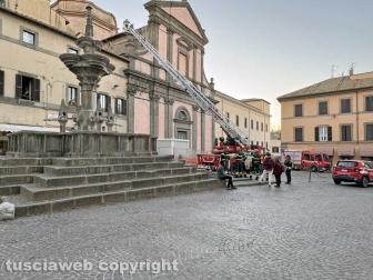 Viterbo - Crolla cornicione del tetto dell’ex tribunale a piazza Fontana Grande - L'intervento dei vigili del fuoco