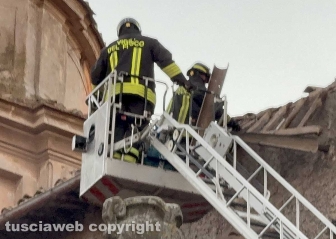 Viterbo - Crolla cornicione del tetto dell’ex tribunale a piazza Fontana Grande - L'intervento dei vigili del fuoco