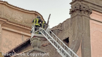 Viterbo - Crolla cornicione del tetto dell’ex tribunale a piazza Fontana Grande - L'intervento dei vigili del fuoco