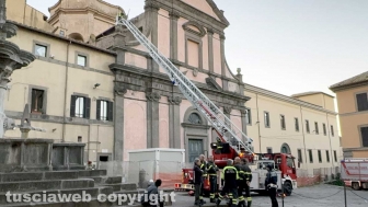 Viterbo - Crolla cornicione del tetto dell’ex tribunale a piazza Fontana Grande - L'intervento dei vigili del fuoco