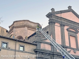 Viterbo - Crolla cornicione del tetto dell’ex tribunale a piazza Fontana Grande - L'intervento dei vigili del fuoco