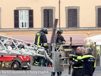 Viterbo - Crolla cornicione del tetto dell’ex tribunale a piazza Fontana Grande - L'intervento dei vigili del fuoco