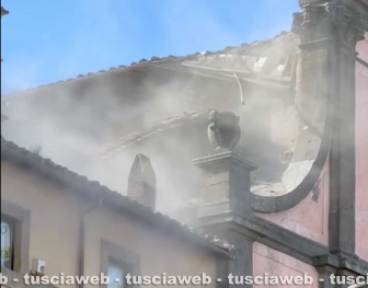 Viterbo - Crolla cornicione del tetto della chiesa già sede del tribunale