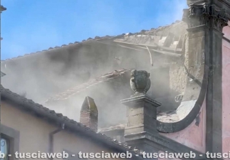Viterbo - Crolla cornicione del tetto della chiesa già sede del tribunale