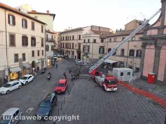 Viterbo - Crolla cornicione del tetto della chiesa già sede del tribunale - In azione vigili del fuoco e polizia locale