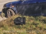 Fa capottare auto e fugge