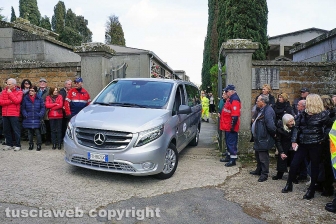 Il feretro di Fabrizio Frizzi a Bassano Romano