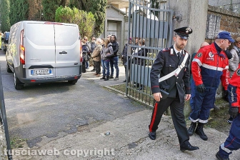Il feretro di Fabrizio Frizzi a Bassano Romano