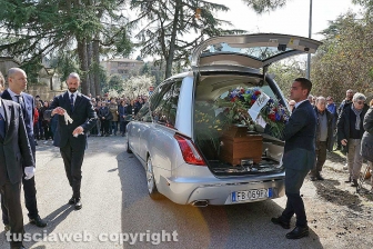 Il feretro di Fabrizio Frizzi a Bassano Romano