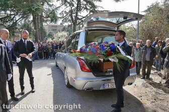 Il feretro di Fabrizio Frizzi a Bassano Romano