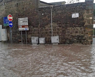 Fango e acqua a porta San Pietro