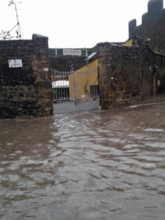 Fango e acqua a porta San Pietro