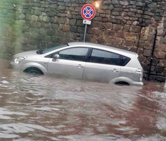 Fango e acqua a porta San Pietro