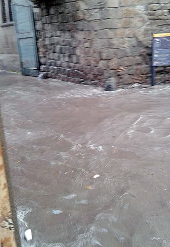 Fango e acqua a porta San Pietro