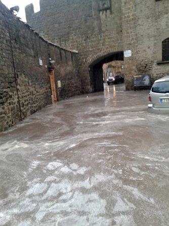 Fango e acqua a porta San Pietro