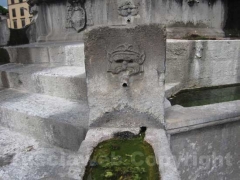 Come tradizione la fontana in parte senza acqua