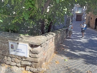 Viterbo - Turisti nel centro storico a Ferragosto