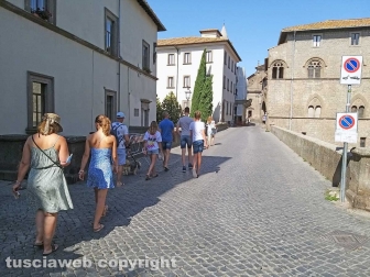 Viterbo - Turisti nel centro storico a Ferragosto