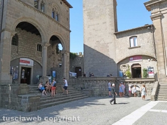 Viterbo - Turisti nel centro storico a Ferragosto