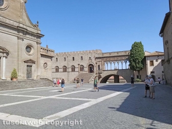 Viterbo - Turisti nel centro storico a Ferragosto