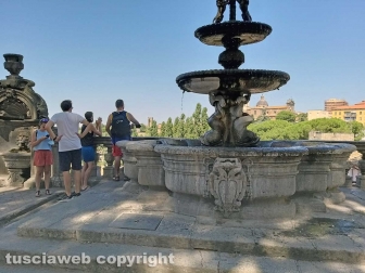 Viterbo - Turisti nel centro storico a Ferragosto
