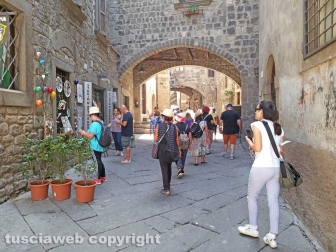 Viterbo - Turisti nel centro storico a Ferragosto