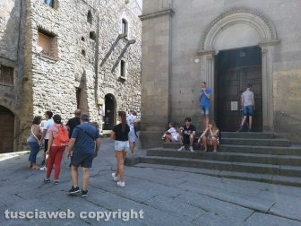 Viterbo - Turisti nel centro storico a Ferragosto