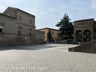 Viterbo - Il Duomo a Ferragosto