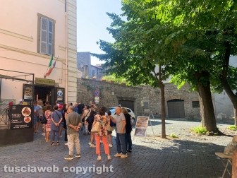 Viterbo - Ferragosto in città, turisti per le vie