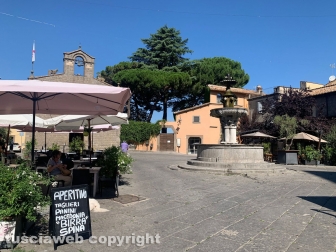 Viterbo - Ferragosto in città, turisti per le vie