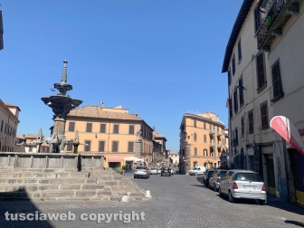 Viterbo - Ferragosto in città, turisti per le vie