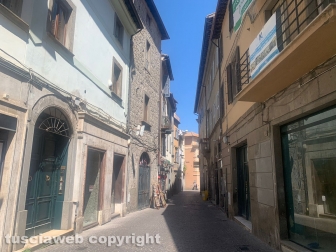 Viterbo - Ferragosto in città, turisti per le vie