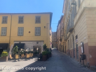 Viterbo - Ferragosto in città, turisti per le vie