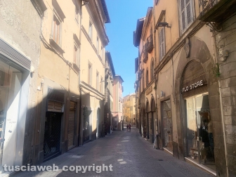 Viterbo - Ferragosto in città, turisti per le vie