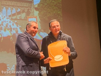 Viterbo - Consegna dei ciuffi a chi ha terminato il servizio attivo di facchino di Santa Rosa