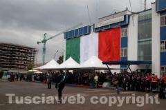 Una maxibandiera dell\'Italia sulla facciata della caserma